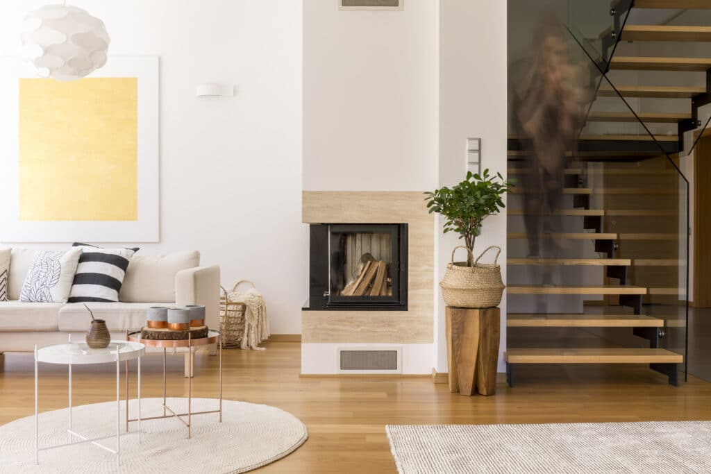 Intérieur résidentiel illustrant le choix entre une maison et un condo à Chomedey
