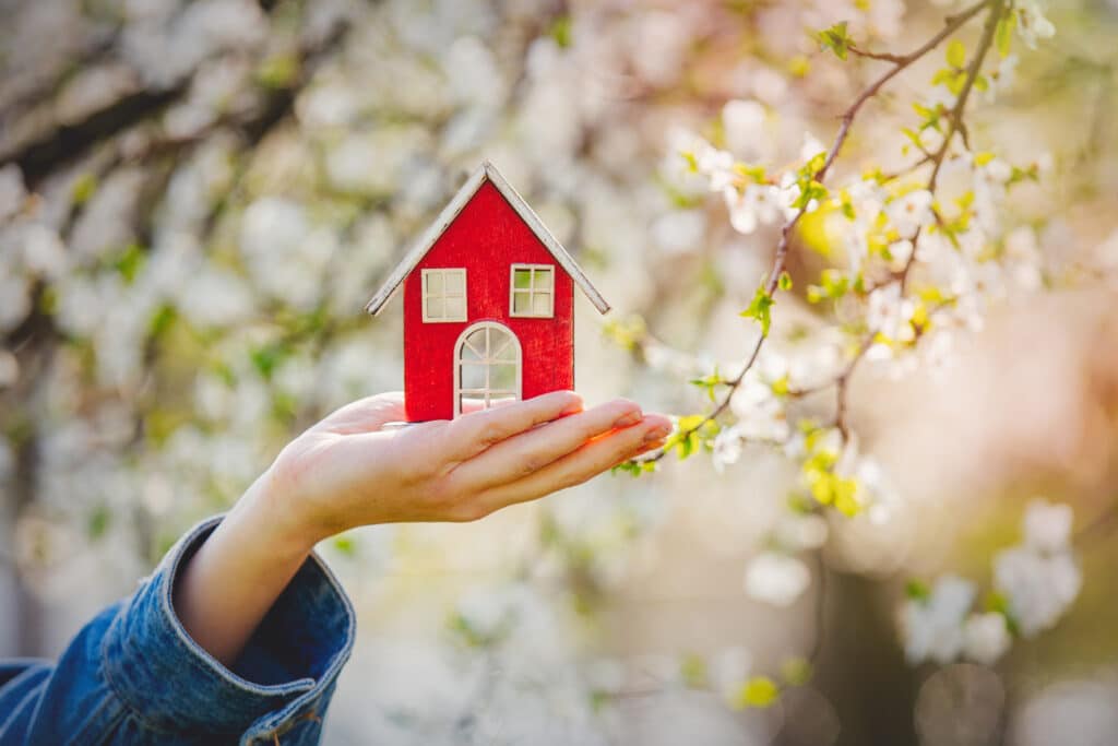 Maison miniature illustrant le prix affiché et la stratégie de vente d’une propriété